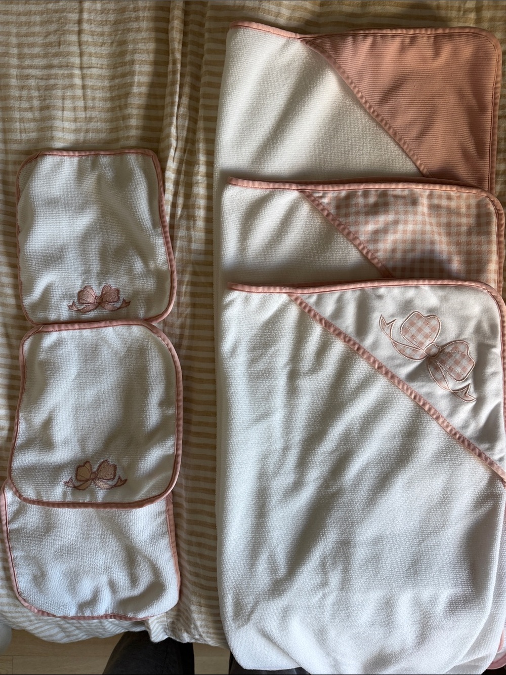 Snug Baby Hooded Towels & Washcloth Set in Soft Pink Trim
